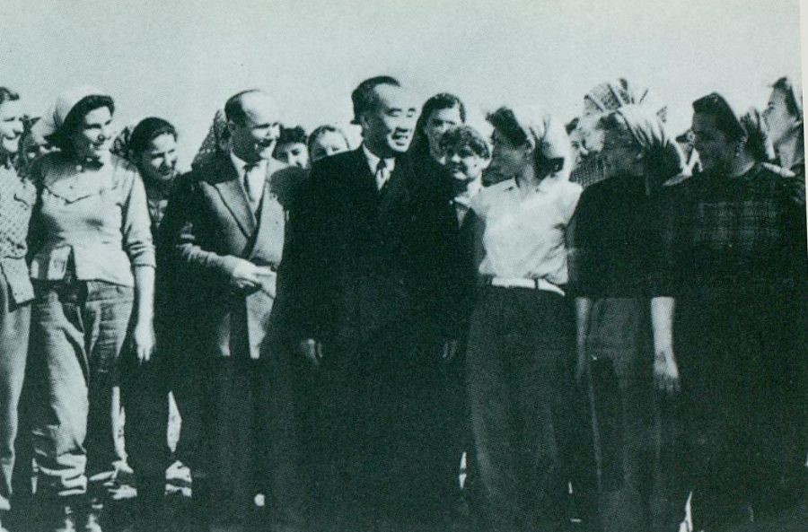 1956年1月16日,朱德參觀匈牙利人民共和國拉科什恰巴米丘林農(nóng)業(yè)生產(chǎn)合作社,并與社員合影。 1956年1月16日,朱德參觀匈牙利人民共和國拉科什恰巴米丘林農(nóng)業(yè)生產(chǎn)合作社,并與社員合影。