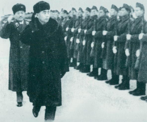 1957年1月16日,周恩來、賀龍檢閱匈牙利人民軍儀仗隊。 1957年1月16日,周恩來、賀龍檢閱匈牙利人民軍儀仗隊。