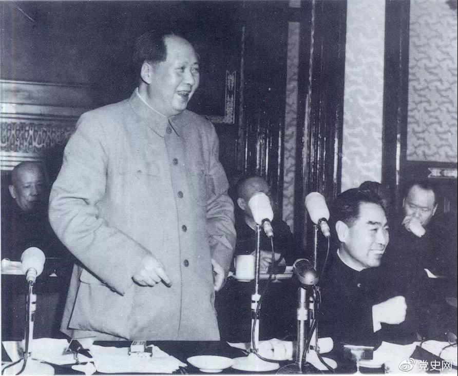 1956年1月25日,毛澤東在最高國務(wù)會議第六次會議上講話。