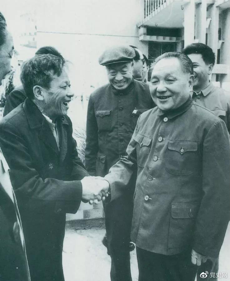 1984年1月25日,鄧小平在深圳經(jīng)濟(jì)特區(qū)走訪漁民新村。