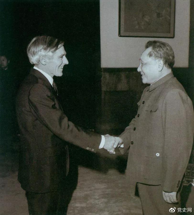 1981年1月26日,鄧小平對(duì)來(lái)訪的澳大利亞外長(zhǎng)斯特里特說(shuō),我們要寫個(gè)文件,主要是總結(jié)中華人民共和國(guó)成立以來(lái)的歷史經(jīng)驗(yàn)。