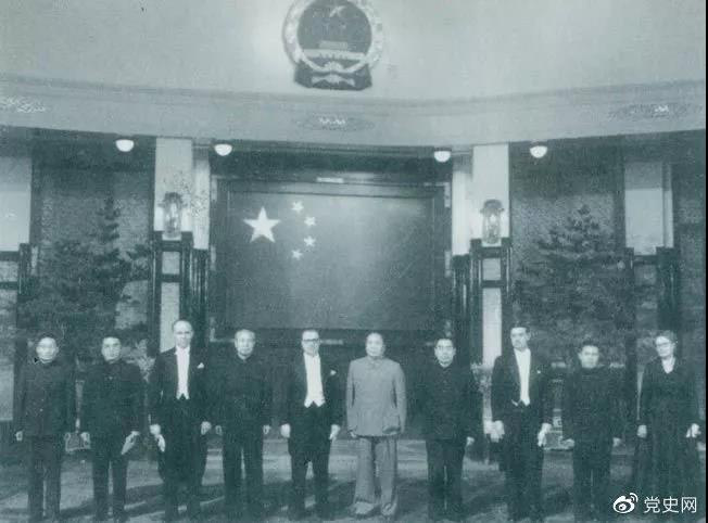1955年1月28日,毛澤東在中南海接受芬蘭首任駐華大使孫士敦遞交的國(guó)書。