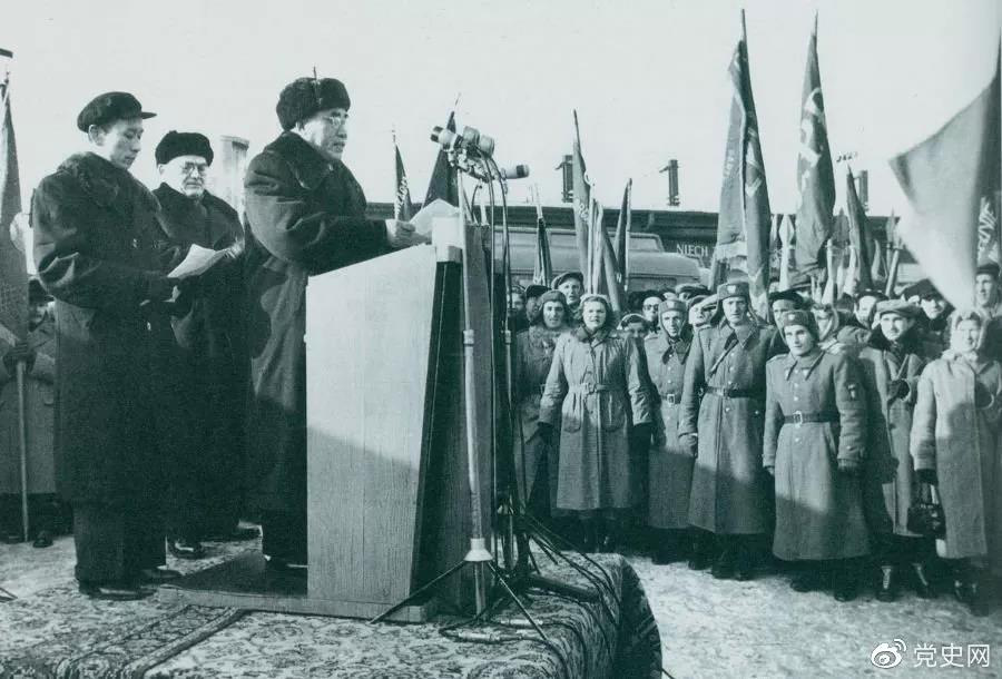 1956年1月30日,朱德訪問(wèn)波蘭,在華沙黨中央車站發(fā)表演說(shuō)。