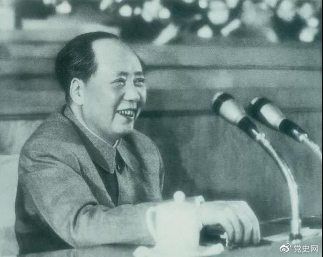 1962年1月30日,毛澤東在擴(kuò)大的黨中央工作會(huì)議上講話。