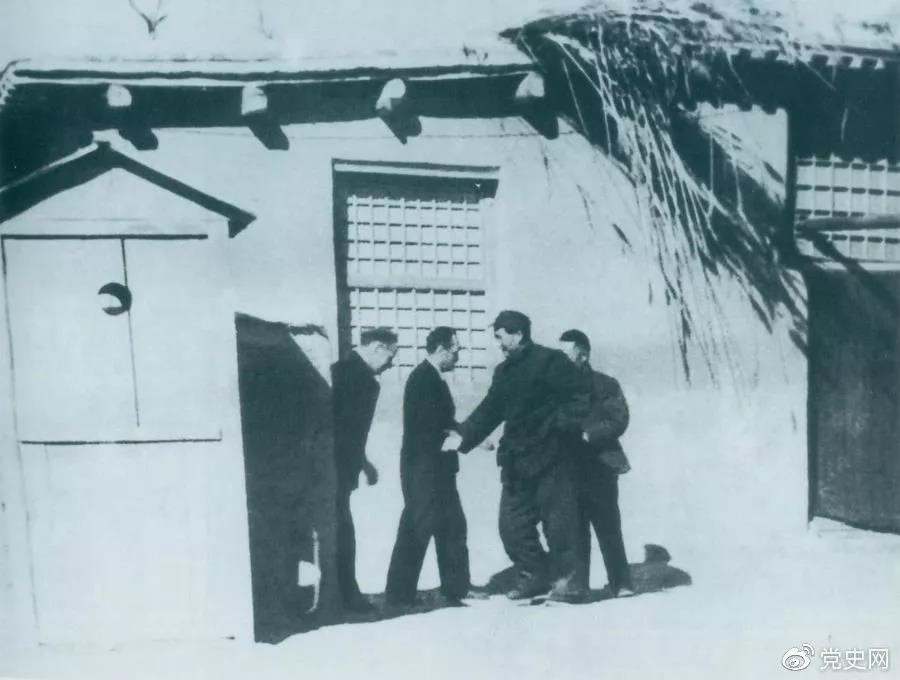 1949年1月31日,蘇共黨中央政治局委員米高揚(yáng)秘密訪問西柏坡,圖為毛澤東迎接客人到來。
