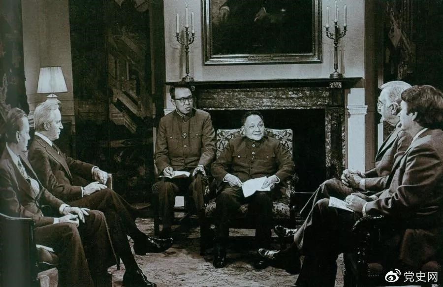 1979年1月31日,鄧小平在華盛頓接受美國(guó)廣播電視界采訪。