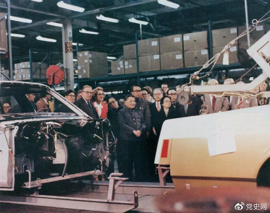 1979年2月1日,鄧小平參觀福特汽車公司裝配廠,并觀看了汽車裝配線的整個生產(chǎn)過程。