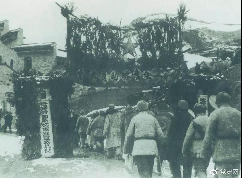 1939年2月2日 中共中央在延安召開生產(chǎn)動員大會,毛澤東在會上發(fā)出“自己動手”的號召。圖為參會人員入場的情景。