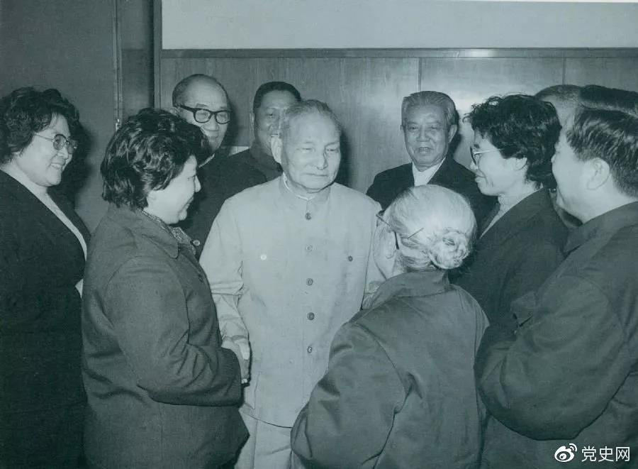 1984年2月2日,陳云邀請曲藝界著名人士侯寶林、駱玉笙等到中南海歡度春節(jié)。