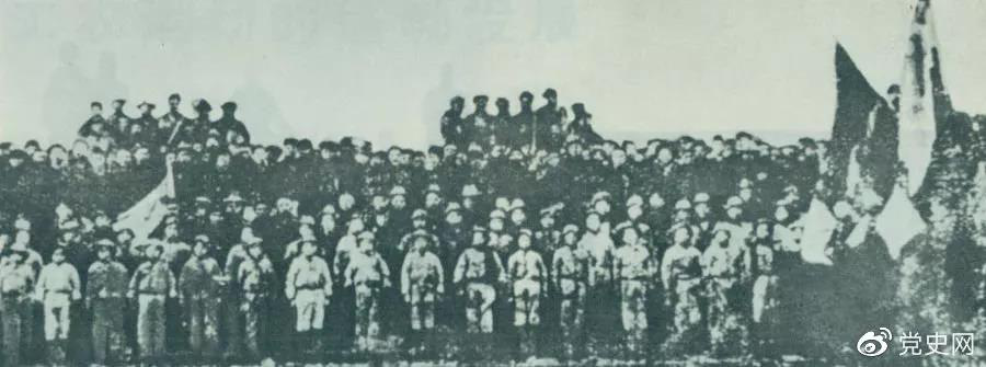 1923年2月4日,京漢鐵路工人舉行總罷工。圖為京漢鐵路總工會成立大會的代表合影。