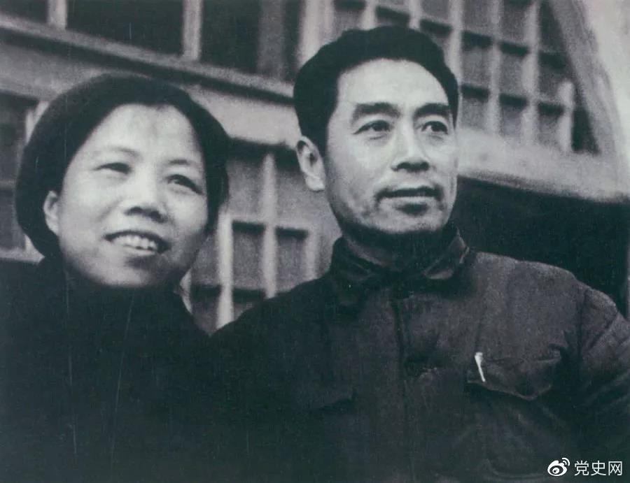1904年2月4日 鄧穎超同志誕辰。圖為1944年周恩來和鄧穎超在延安留影。