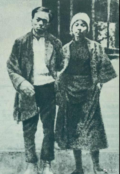 1928年2月6日 共產(chǎn)黨員周文雍和陳鐵軍被敵人押上刑場(chǎng),兩人態(tài)度從容,昂首挺胸,高唱《國(guó)際歌》,慷慨就義。圖為兩人在獄中的合影。