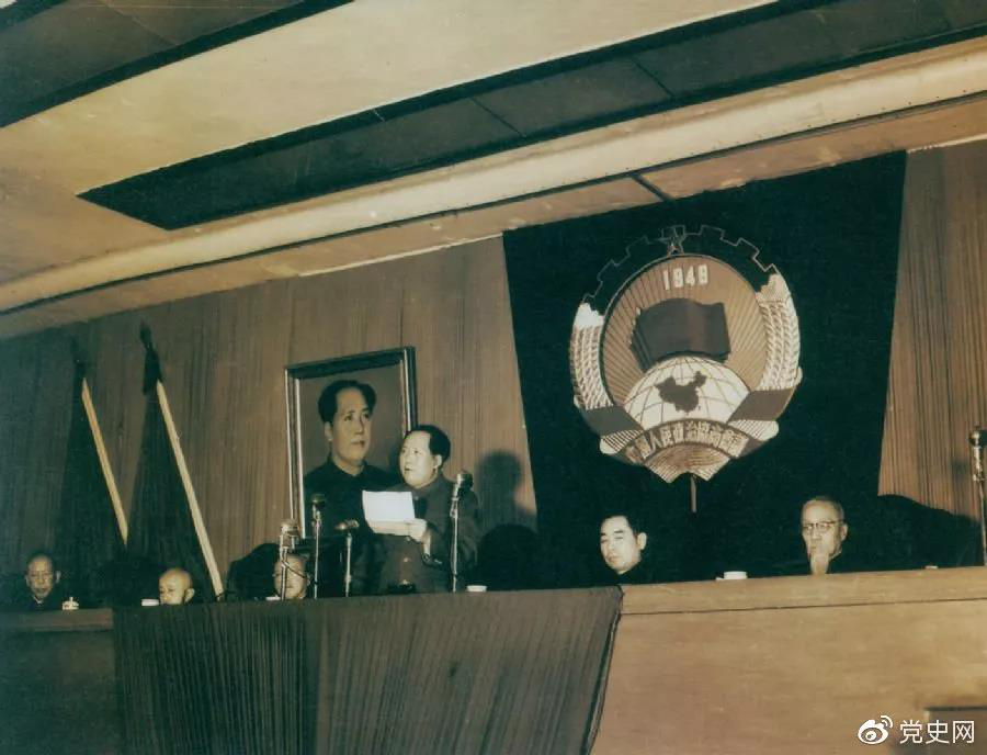 1953年2月7日,毛澤東在中國人民政治協(xié)商會議上發(fā)表講話。