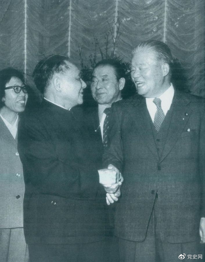 1979年2月7日,鄧小平訪問日本期間,同日本首相大平正芳會談。