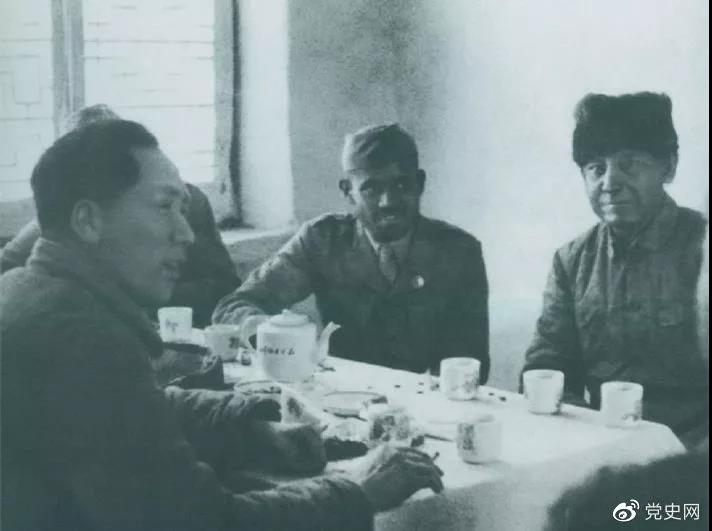 1939年2月14日,毛澤東與印度援華醫(yī)療隊(duì)成員愛(ài)德華(右一)、柯棣華(右二)親切交談。 1939年2月14日,毛澤東與印度援華醫(yī)療隊(duì)成員愛(ài)德華(右一)、柯棣華(右二)親切交談。