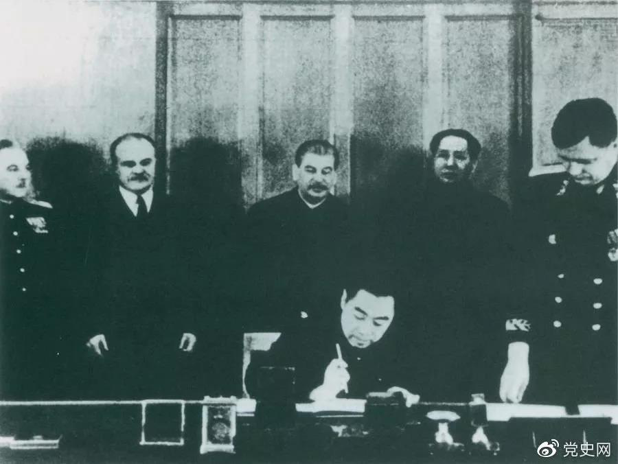 1950年2月14日,毛澤東與斯大林出席在克里姆林宮舉行的《中蘇友好同盟互助條約》簽字儀式。 1950年2月14日,毛澤東與斯大林出席在克里姆林宮舉行的《中蘇友好同盟互助條約》簽字儀式。
