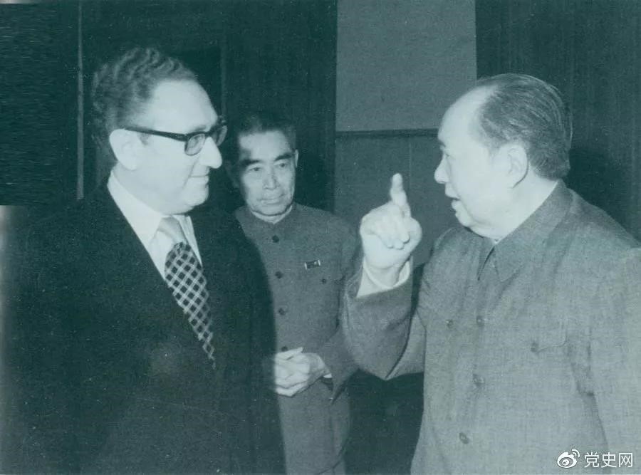 1973年2月17日,毛澤東在中南海會見美國總統(tǒng)國家安全事務(wù)助理亨利·基辛格博士。 1973年2月17日,毛澤東在中南海會見美國總統(tǒng)國家安全事務(wù)助理亨利·基辛格博士。