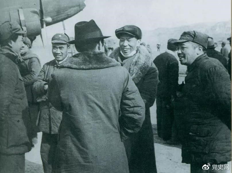 1946年2月19日,毛澤東等在延安機(jī)場(chǎng)迎接從重慶回延安匯報(bào)工作的周恩來(lái)。 1946年2月19日,毛澤東等在延安機(jī)場(chǎng)迎接從重慶回延安匯報(bào)工作的周恩來(lái)。