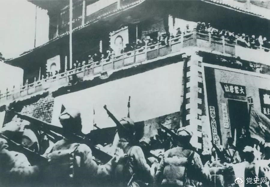 1950年2月20日,人民解放軍進(jìn)駐昆明。 1950年2月20日,人民解放軍進(jìn)駐昆明。