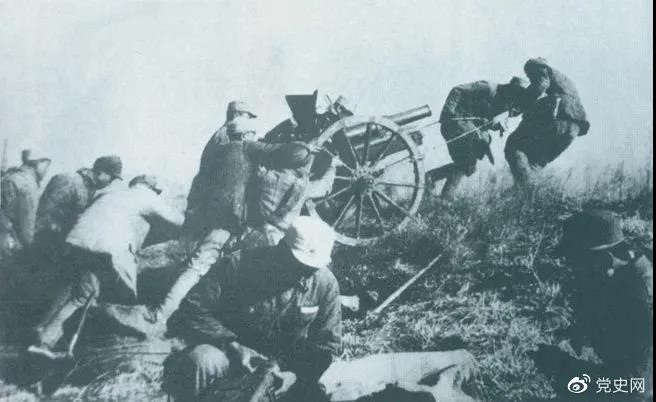 1938年2月22日,129師368旅兩個團在井陘與娘子關(guān)之間的長生口設(shè)伏,擊斃日軍130余人。圖為八路軍在此役中繳獲的山炮。 1938年2月22日,129師368旅兩個團在井陘與娘子關(guān)之間的長生口設(shè)伏,擊斃日軍130余人。圖為八路軍在此役中繳獲的山炮。