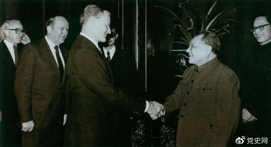 1984年2月22日,鄧小平會見美國喬治城大學(xué)戰(zhàn)略與國際問題研究中心代表團。 1984年2月22日,鄧小平會見美國喬治城大學(xué)戰(zhàn)略與國際問題研究中心代表團。