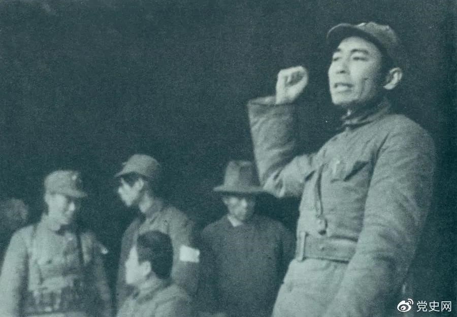 1939年2月23日,周恩來(lái)到皖南新四軍軍部,傳達(dá)黨中央關(guān)于新四軍向北向敵后發(fā)展的方針。 1939年2月23日,周恩來(lái)到皖南新四軍軍部,傳達(dá)黨中央關(guān)于新四軍向北向敵后發(fā)展的方針。