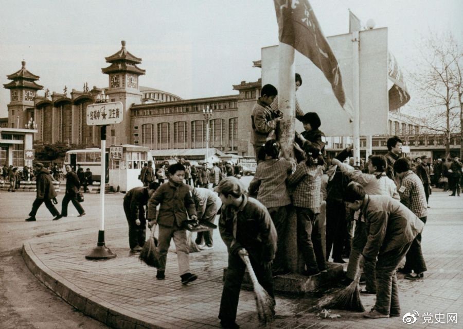 1981年2月25日,全國總工會等九個單位發(fā)出倡議,開展“五講四美”文明禮貌活動。圖為北京鐵路一小的少先隊員在北京站西街打掃衛(wèi)生。