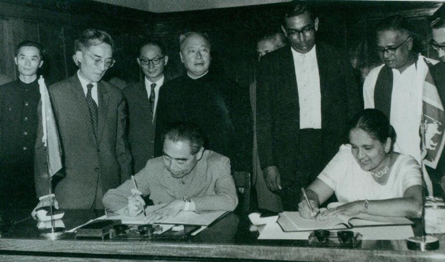 1964年2月26日至29日,周恩來訪問錫蘭(今斯里蘭卡)時,和總理西麗馬沃·班達拉奈克夫人簽署中錫聯(lián)合公報。