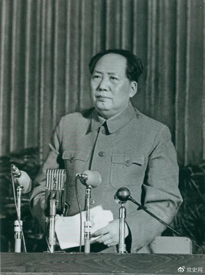 1957年2月27日,毛澤東在最高國務(wù)會議第十一次(擴(kuò)大)會議上發(fā)表《如何處理人民內(nèi)部的矛盾》(后改為《關(guān)于正確處理人民內(nèi)部矛盾的問題》)講話。