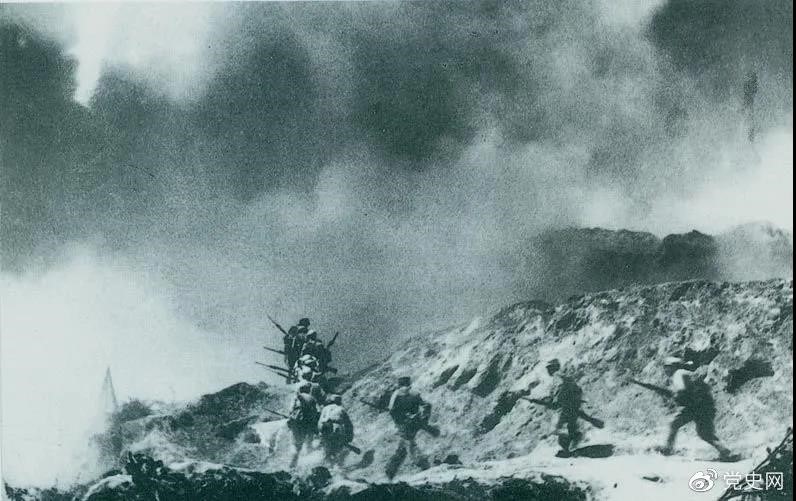 1948年2月28日至3月3日,西北野戰(zhàn)軍發(fā)起宜川戰(zhàn)役,殲滅國(guó)民黨軍2.9萬余人,取得了轉(zhuǎn)入外線作戰(zhàn)后的第一個(gè)大勝利。圖為部隊(duì)攻占瓦子街。