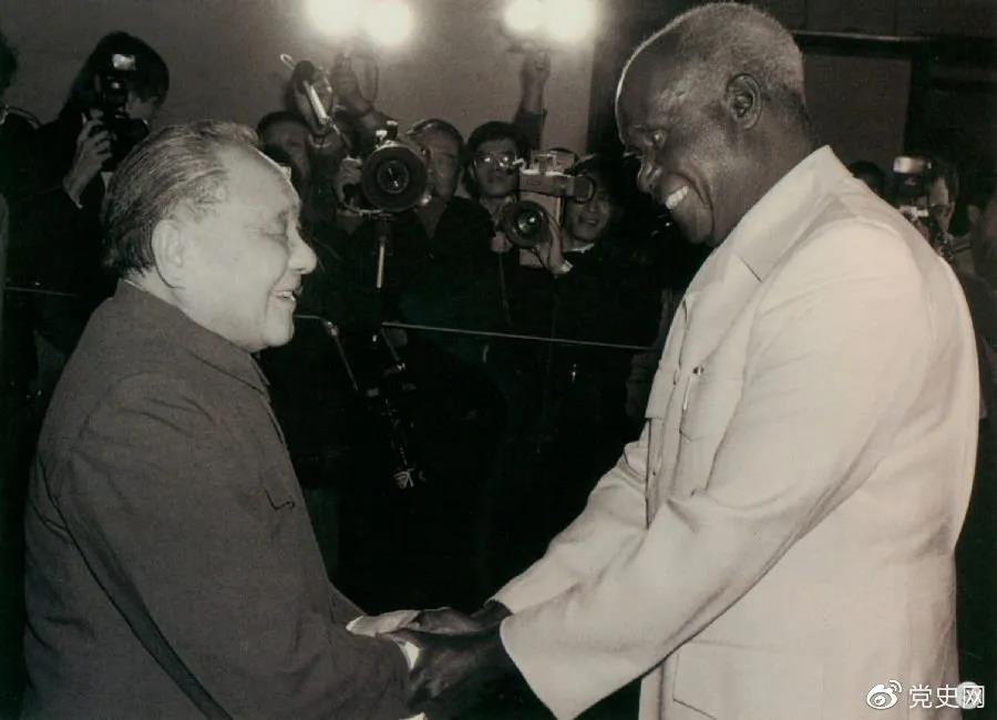 1988年3月1日,鄧小平在北京會見贊比亞總統(tǒng)肯尼斯·戴維·卡翁達。