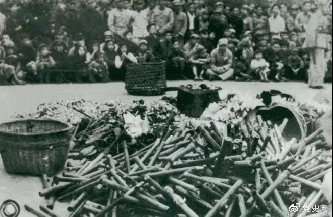 1950年2月24日,政務(wù)院發(fā)出《關(guān)于嚴(yán)禁鴉片煙毒的通令》。圖為政府收繳的煙具和賭具。