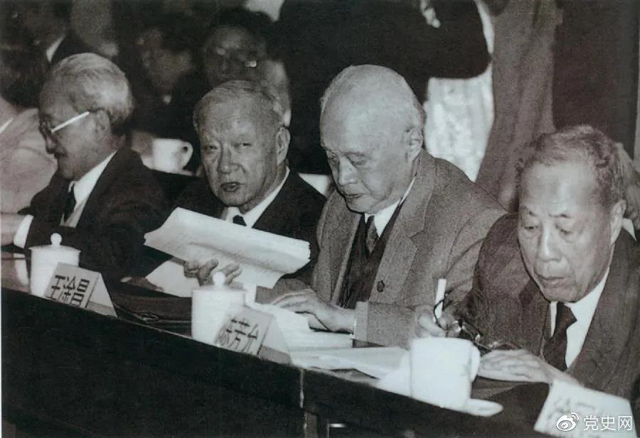 1986年3月,由4位老科學(xué)家倡議,經(jīng)鄧小平批示,中國制定實施了高技術(shù)研究發(fā)展計劃。圖為“863”計劃的4位倡導(dǎo)人王大珩(左2)、王淦昌(左3)、楊嘉墀(左1)、陳芳允(左4)。