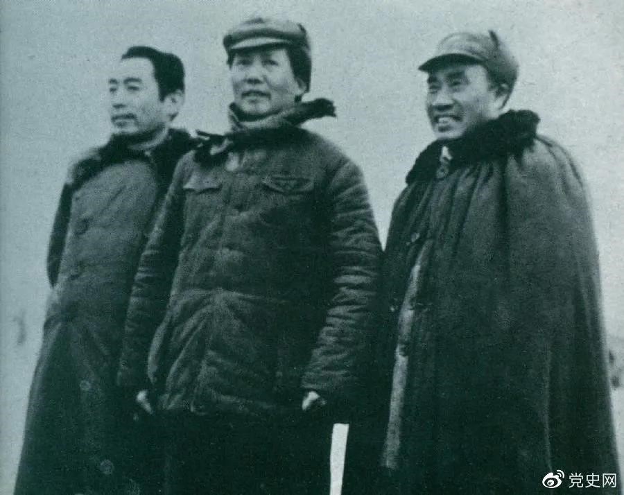 1946年3月4日,毛澤東和朱德、周恩來在延安機(jī)場(chǎng)。