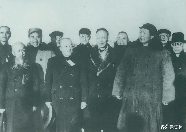 1949年3月,各界人士代表在北京西苑機(jī)場(chǎng)同毛澤東、朱德等留影。