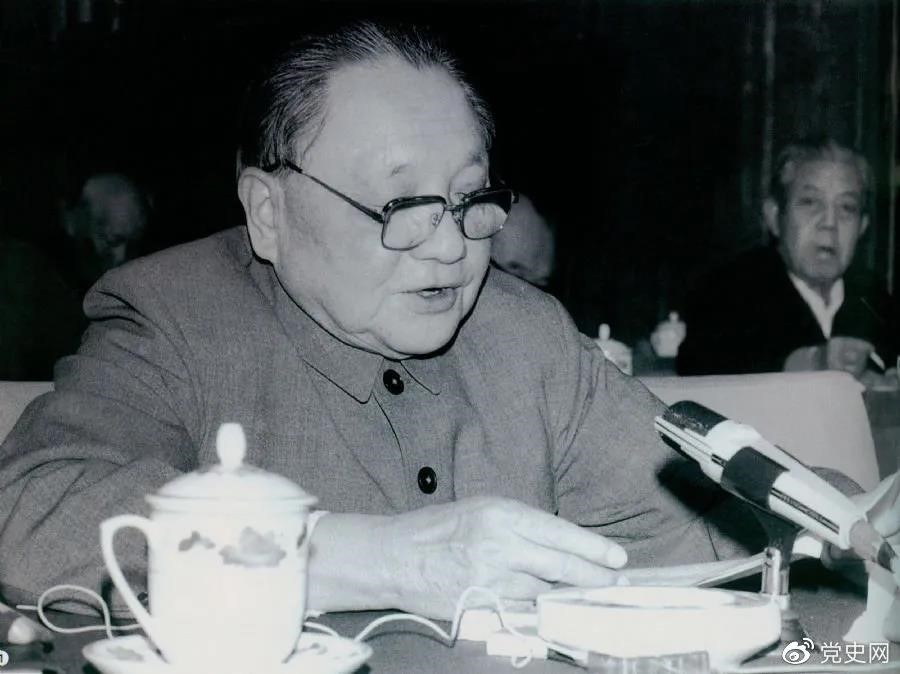 1985年3月7日,鄧小平在全國科技工作會(huì)議上發(fā)表講話。