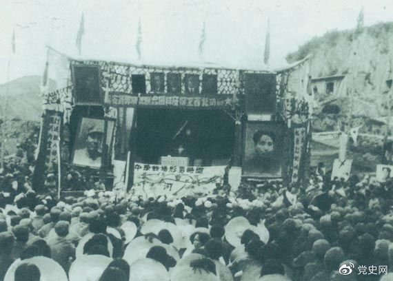 1947年3月8日,延安各界舉行保衛(wèi)邊區(qū)、保衛(wèi)延安動(dòng)員大會(huì)。