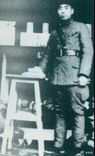 1939年3月10日,周恩來為新四軍排以上干部作題為《目前形勢與新四軍任務(wù)》的報(bào)告。 1939年3月10日,周恩來為新四軍排以上干部作題為《目前形勢與新四軍任務(wù)》的報(bào)告。