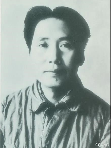 1940年3月11日 毛澤東在黨的高級干部會議上作題為《目前抗日統(tǒng)一戰(zhàn)線中的策略問題》的報告。