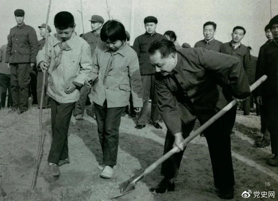 1979年3月12日,鄧小平到北京大興縣龐各莊參加植樹活動。 1979年3月12日,鄧小平到北京大興縣龐各莊參加植樹活動。