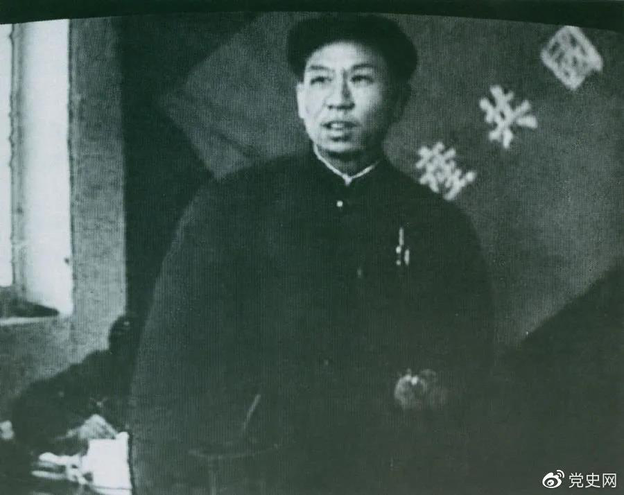 1949年3月,劉少奇在中共七屆二中全會上發(fā)言。 1949年3月,劉少奇在中共七屆二中全會上發(fā)言。