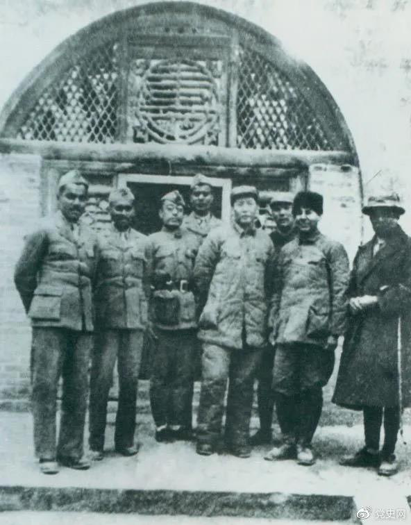 1939年3月15日,毛澤東在延安會(huì)見印度援華醫(yī)療隊(duì)全體人員。
