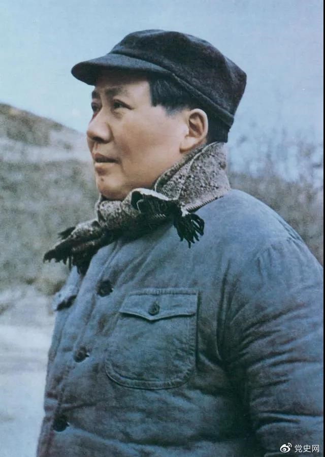 1947年3月18日,中共中央機關主動撤離延安。毛澤東和周恩來、任弼時等繼續(xù)留在陜北,指揮全國人民解放戰(zhàn)爭。這是轉戰(zhàn)陜北前夕的毛澤東。