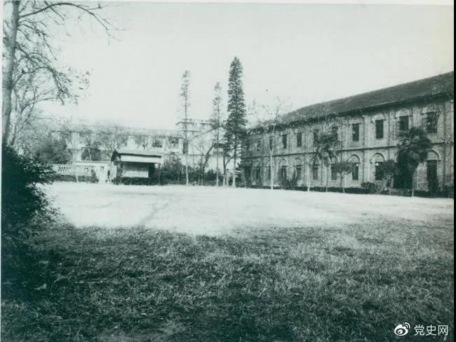 1927年3月18日,毛澤東出席在武昌舉行的河南武裝農(nóng)民代表大會,并作湖南農(nóng)運狀況報告。圖為大會會場——武昌農(nóng)講所大操場。