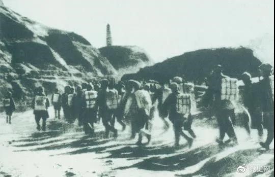1947年3月19日,西北野戰(zhàn)軍撤離延安,進(jìn)行戰(zhàn)略轉(zhuǎn)移。 1947年3月19日,西北野戰(zhàn)軍撤離延安,進(jìn)行戰(zhàn)略轉(zhuǎn)移。