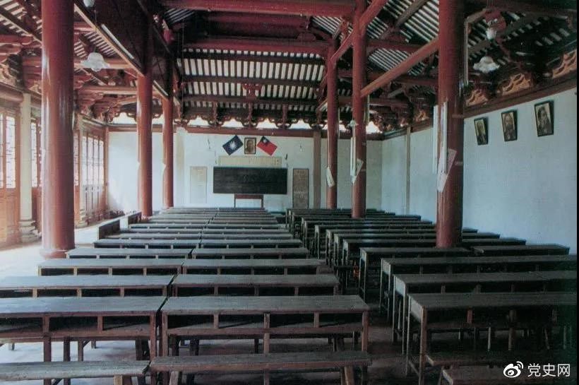 1926年3月,毛澤東任第六屆農(nóng)民運(yùn)動(dòng)講習(xí)所所長。圖為廣州農(nóng)民運(yùn)動(dòng)講習(xí)所課堂。 1926年3月,毛澤東任第六屆農(nóng)民運(yùn)動(dòng)講習(xí)所所長。圖為廣州農(nóng)民運(yùn)動(dòng)講習(xí)所課堂。
