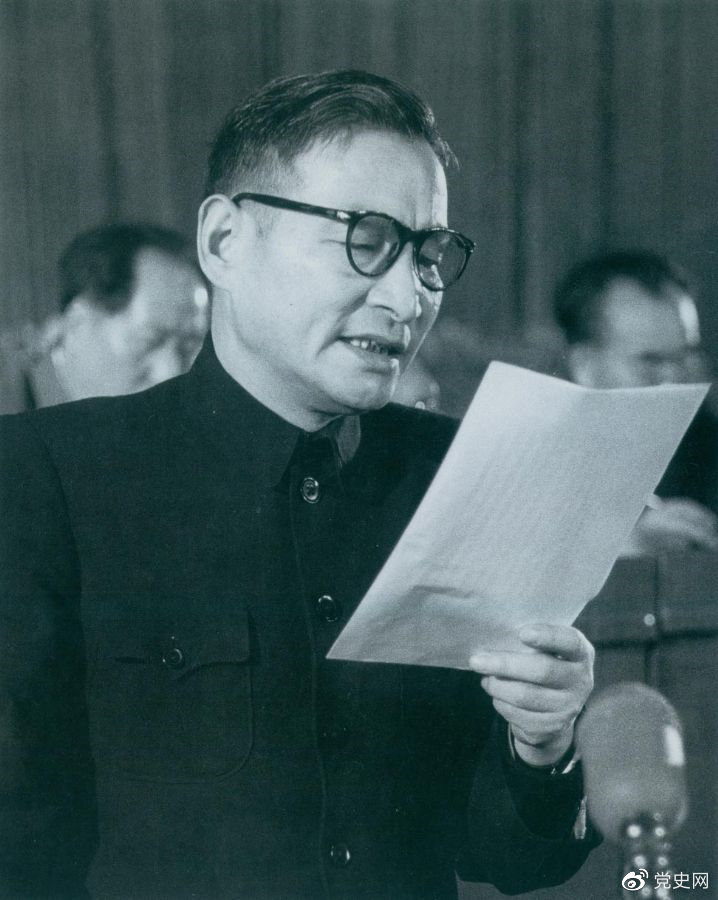 1955年3月21日,陳云在中國(guó)共產(chǎn)黨全國(guó)代表會(huì)議上作關(guān)于發(fā)展國(guó)民經(jīng)濟(jì)的第一個(gè)五年計(jì)劃的報(bào)告。 1955年3月21日,陳云在中國(guó)共產(chǎn)黨全國(guó)代表會(huì)議上作關(guān)于發(fā)展國(guó)民經(jīng)濟(jì)的第一個(gè)五年計(jì)劃的報(bào)告。