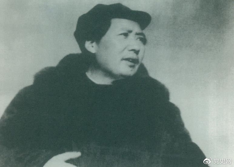 1949年3月23日,毛澤東率領(lǐng)中共中央機(jī)關(guān)離開(kāi)西柏坡前往北平。出發(fā)時(shí),他對(duì)周恩來(lái)說(shuō),今天是進(jìn)京的日子,進(jìn)京趕考去。我們決不當(dāng)李自成,我們都希望考個(gè)好成績(jī)。 1949年3月23日,毛澤東率領(lǐng)中共中央機(jī)關(guān)離開(kāi)西柏坡前往北平。出發(fā)時(shí),他對(duì)周恩來(lái)說(shuō),今天是進(jìn)京的日子,進(jìn)京趕考去。我們決不當(dāng)李自成,我們都希望考個(gè)好成績(jī)。
