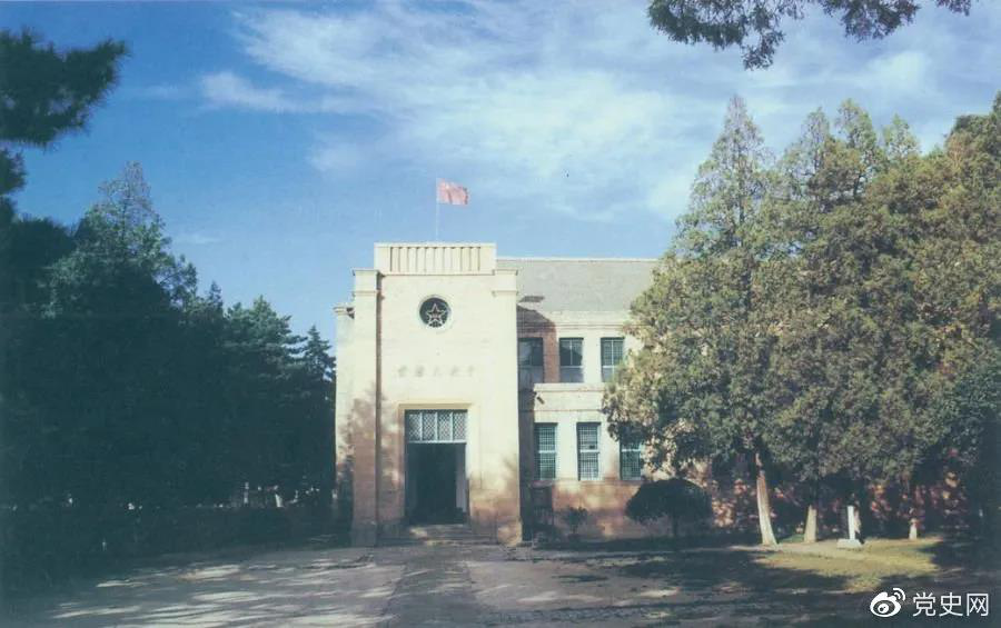 楊家?guī)X革命舊址,位于延安城西北約3公里,是中共中央1938年11月至1947年3月的所在地。 楊家?guī)X革命舊址,位于延安城西北約3公里,是中共中央1938年11月至1947年3月的所在地。