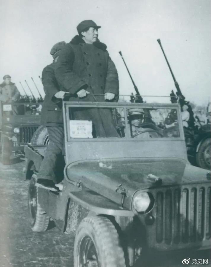 1949年3月25日,毛澤東在北平西苑機場檢閱部隊。 1949年3月25日,毛澤東在北平西苑機場檢閱部隊。